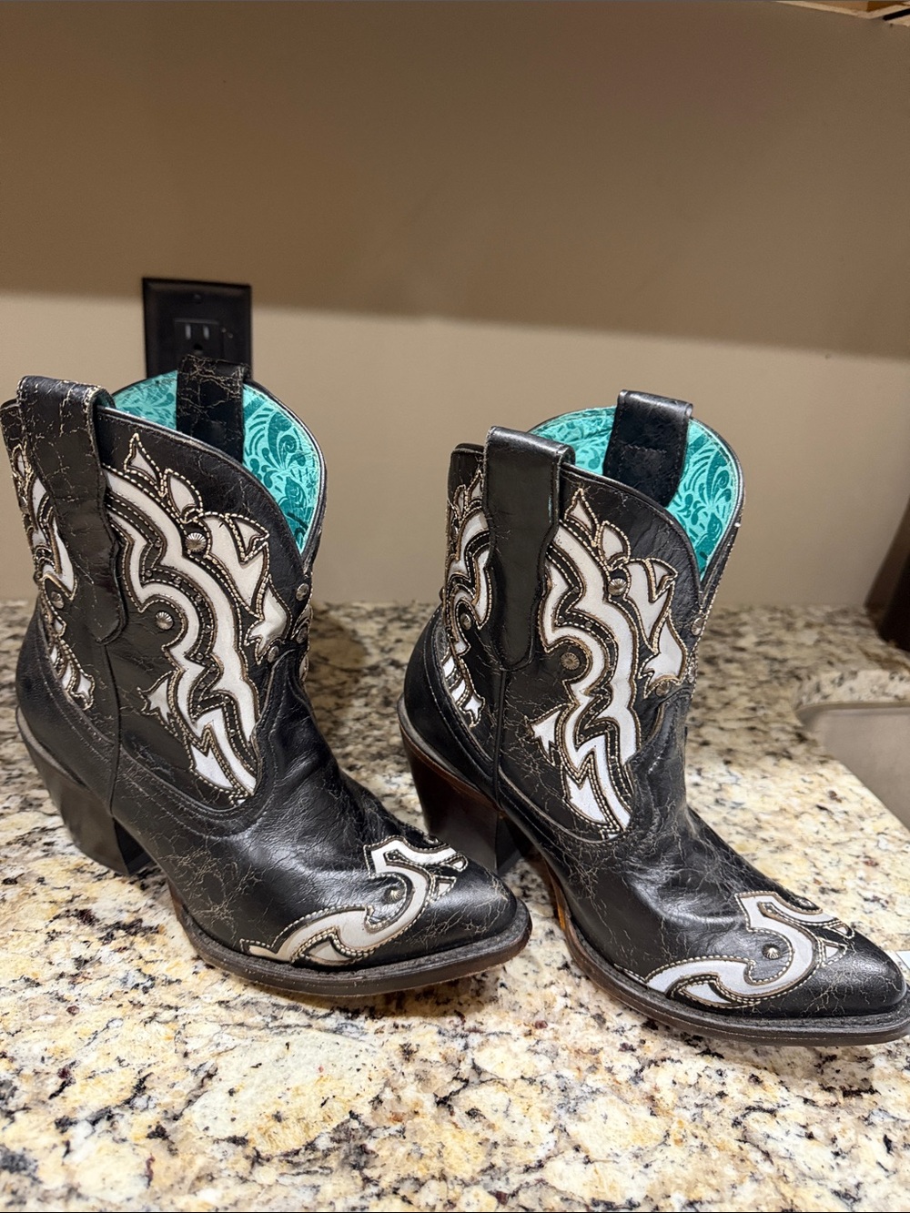 Corral women’s Black & White distressed Western Ankle Boots  Booties Size 8